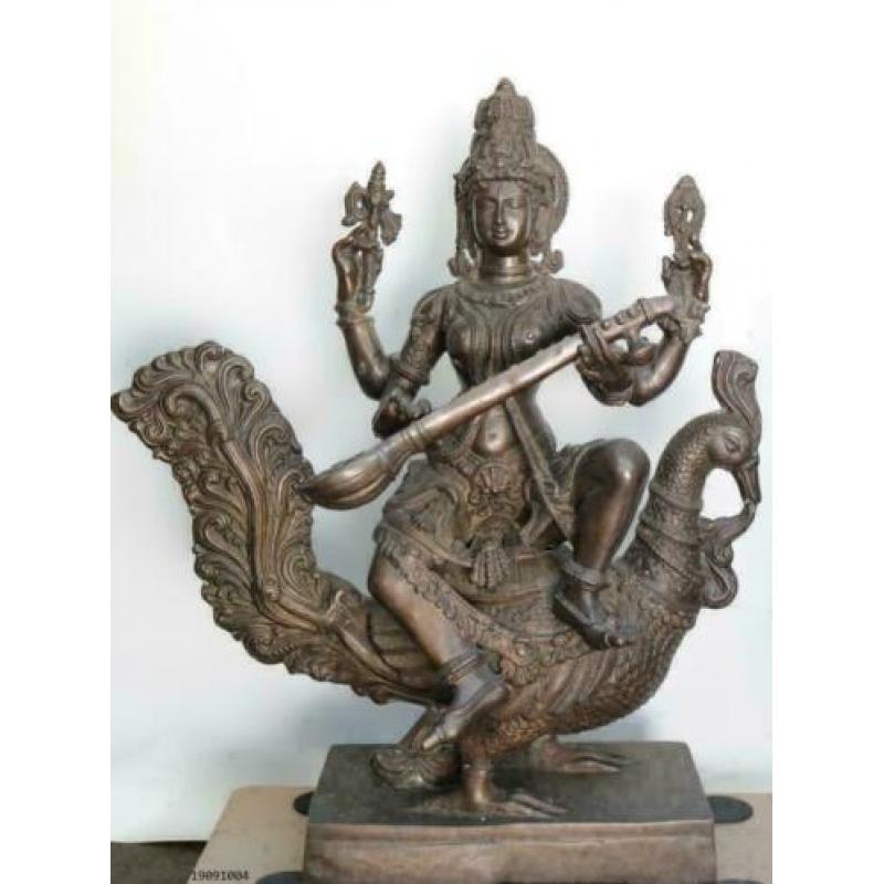 Een bonzen sculptuur van Saraswati Devi.
