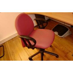 2 luxe bureaustoelen met mooie oud-roze stof