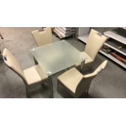 Eettafel met glazen blad en vier stoelen
