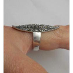 Zilveren royale ring met steentjes maat ruim 17 nr.551