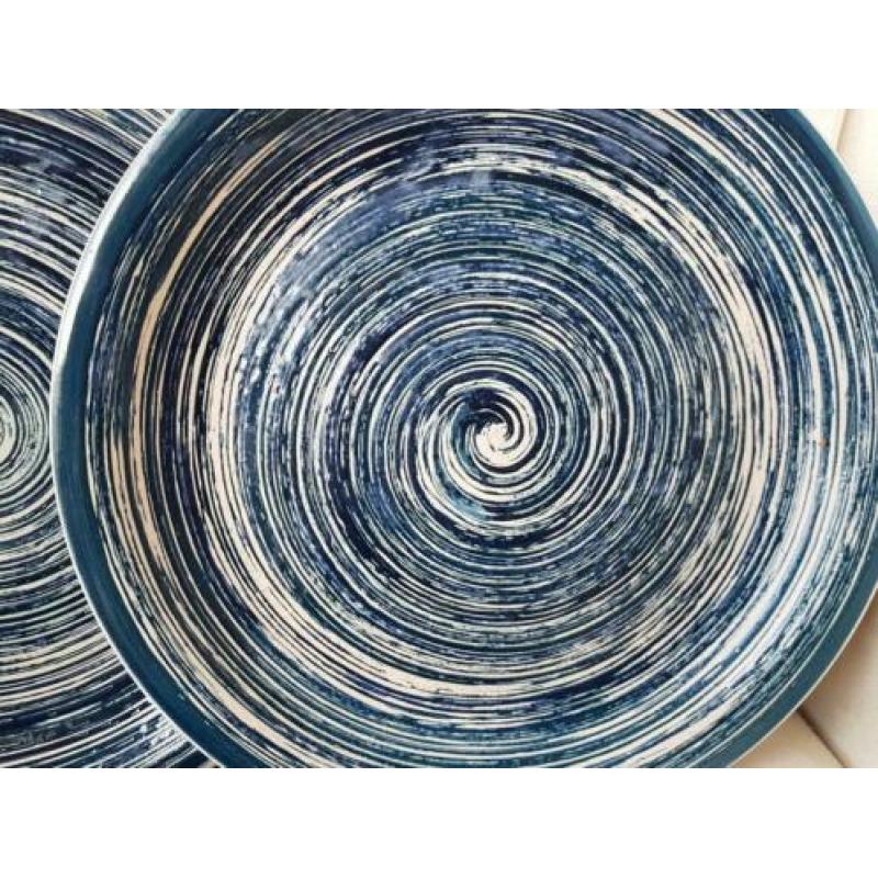 Mooie aardewerk borden kleur donkerblauwe verf