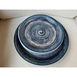 Mooie aardewerk borden kleur donkerblauwe verf