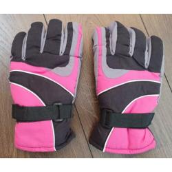 Mooie roze met zwarte ski handschoenen