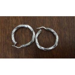 Zilveren oorbellen, ringen en armbandje