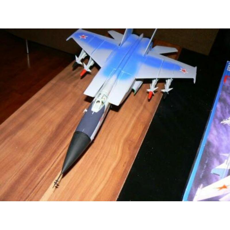 MiG-25 PD FOXBAT A schaal 1:48 mooi gebouwd