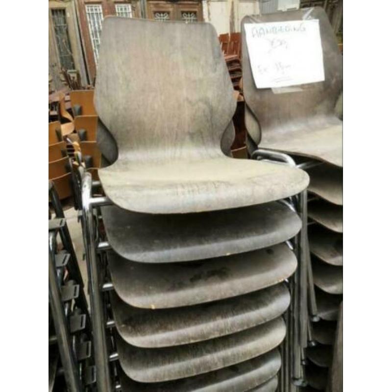 Grote partij stapelbare vintage stoelen