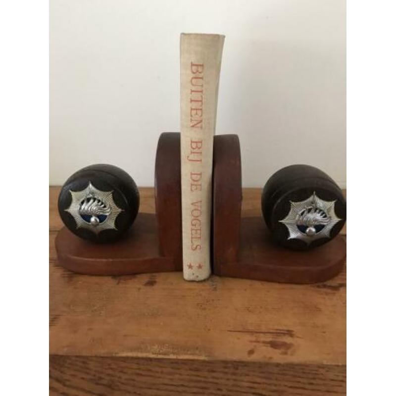 Rijkspolitie insigne embleem op houten boekensteunen