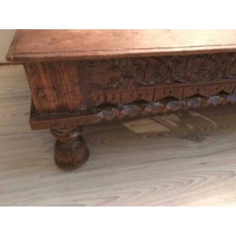 mooie antieke 100 jaar oude houten salon tafel uit Nepal