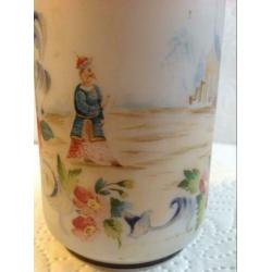 Antiek Chinees vaasje,melkglas,met de hand beschilderd