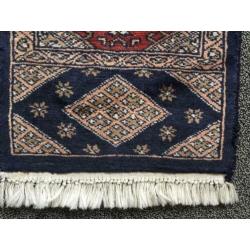 Handgeknoopt Perzisch tapijt / loper voor tafel / lopertje