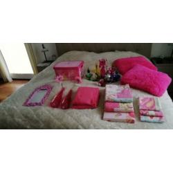 Roze inrichting voor meisjeskamer