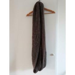 Warme bruin / grijs gebreide sjaal