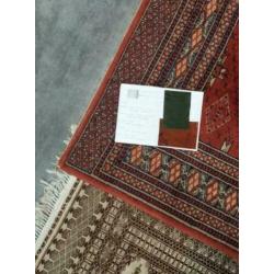 Industriële loods vol vintage Perzische tapijten HYPE pop-up