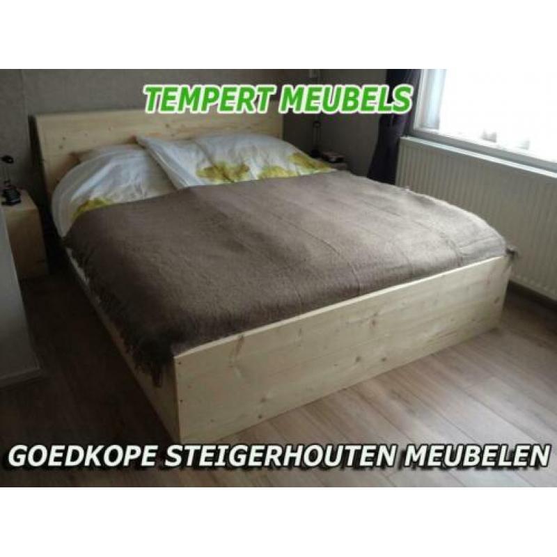 Tweepersoonsbed van steigerhout / Steigerhouten bed.