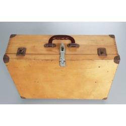 Oude, vintage houten koffer.