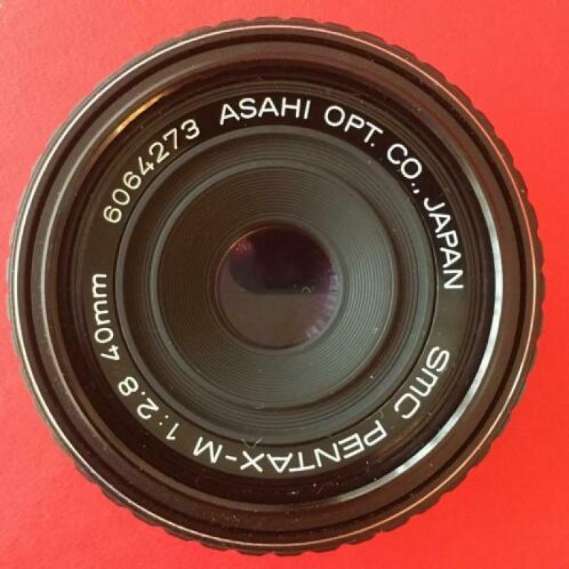 SMC Pentax-M 1:2.8/40mm "pancake" super fris lens +UV filter