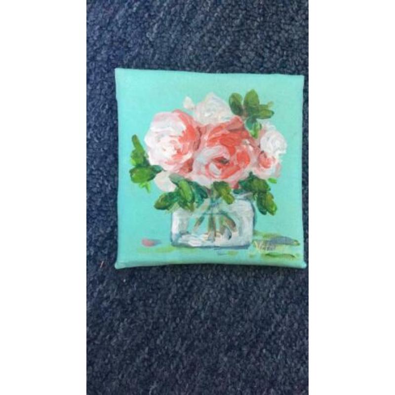 Mini schilderijtjes op ezel, albasten potje met bloemen