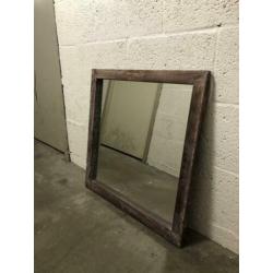 Spiegel met houten lijst