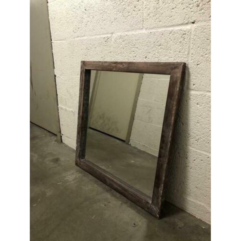 Spiegel met houten lijst
