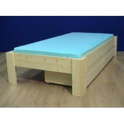 houten BED naar wens te kleuren ook met laden
